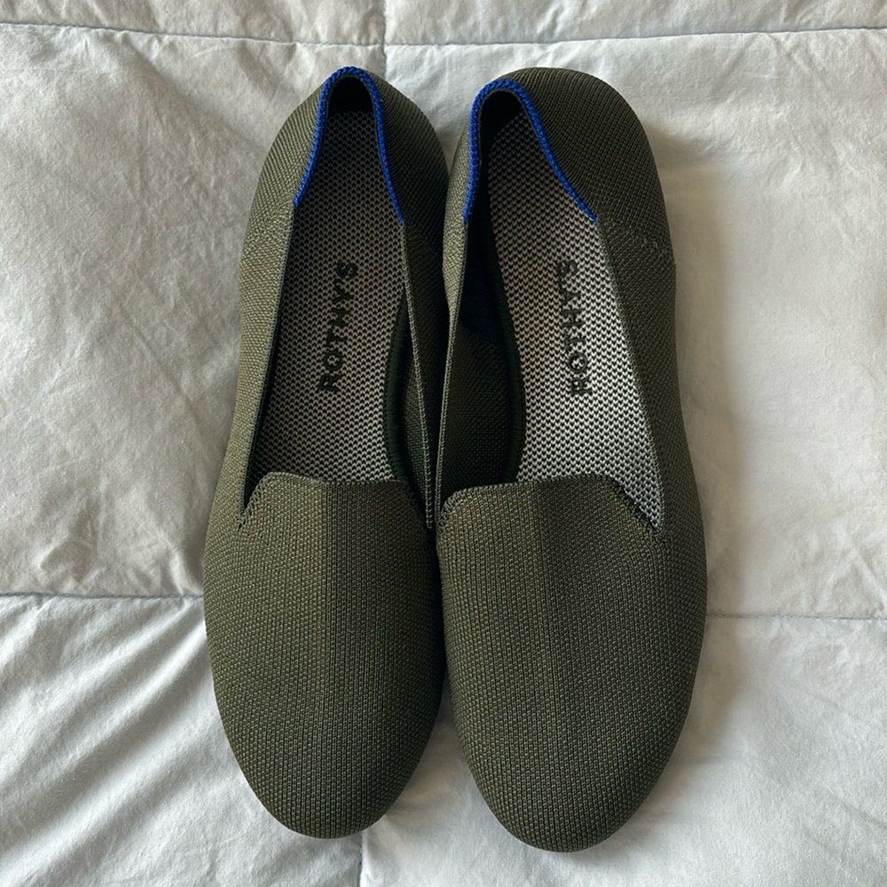 Great condition olive Rothy’s Loafer